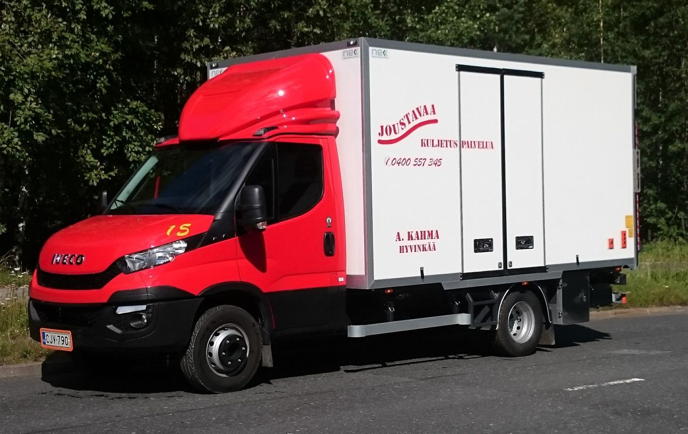 Punainen Iveco Daily -kuorma-auto