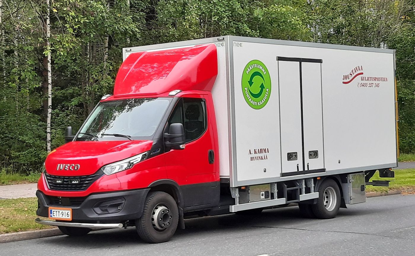 Punainen Iveco-kuorma-auto