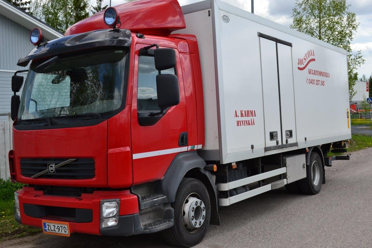 Punainen Volvo-kuorma-auto