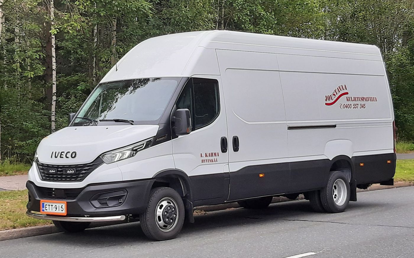 Valkoinen pakettiauto
